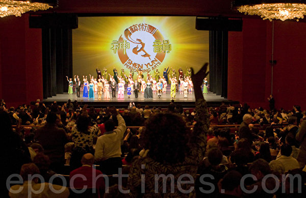 2010年1月24日神韵纽约艺术团在肯尼迪艺术中心歌剧院演出圆满落幕（摄影：李莎/大纪元） 