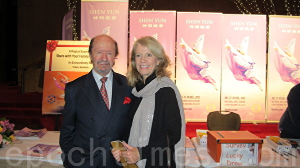 加拿大前外交官布莱恩‧麦克亚当先生（Brian McAdams）（左）12月29日晚在首都渥太华再次欣赏了神韵的风采和博大的中华文化内涵。他认定，明年还来接受神韵的洗礼。（摄影：梁耀/大纪元）