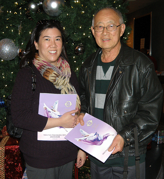 2012年12月30日下午，华裔父亲林光荣与女儿在加拿大首都渥太华国家艺术中心欣赏神韵演出。（摄影：周月谛/大纪元）