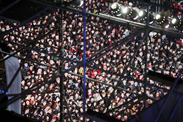 「台北最HIGH新年城─2013跨年晚會」31日在台北市政府前登場，現場民眾擠滿廣場。（中央社）