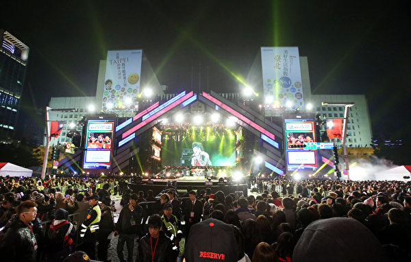 「台北最HIGH新年城─2013跨年晚會」31日在台北市政府前登場，民眾聚集在舞台前，等待迎接2013年的到來。（中央社）