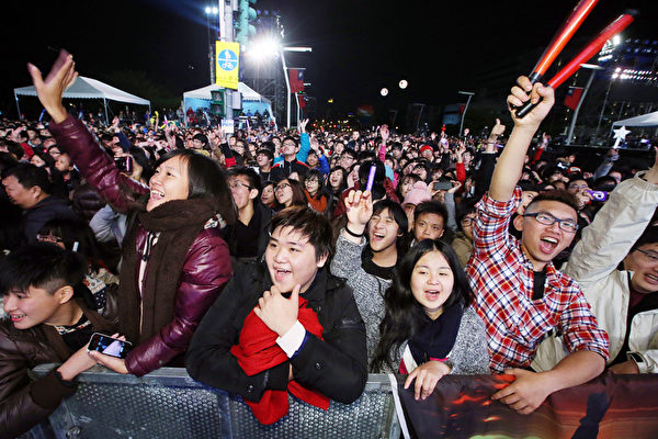 「台北最HIGH新年城─2013跨年晚會」31日在台北市政府前登場，民眾不畏低溫寒風，在晚會中熱情歡呼。（中央社）
