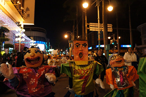 屏東縣政府31日晚辦跨年踩街活動，以「偶來跨年」為主題，各式人偶讓街上洋溢快樂氣氛。（中央社）