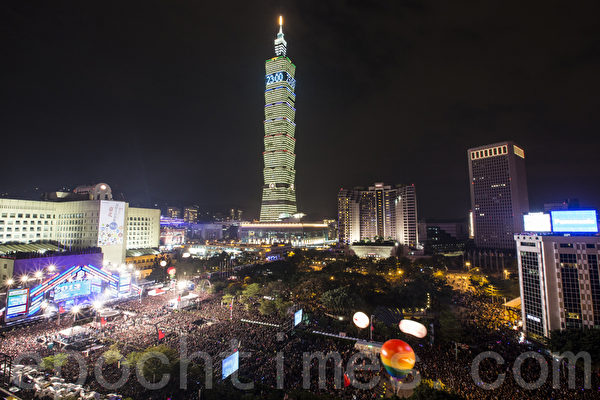 「台北最HIGH新年城─2013跨年晚會」31日在台北市政府前登場，現場民眾不畏低溫，擠滿廣場。（攝影：陳柏州／大紀元）
