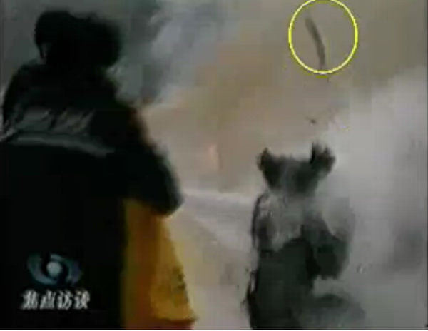 CCTV「自焚」節目慢動作分析-2：重物猛擊劉春玲的頭部後被彈起。（明慧網圖片）