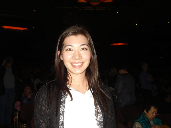 張恩慈是一位年輕的華人女律師，她偕同友人一起來福克斯劇院觀看神韻。（攝影：黎莉/大紀元）