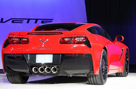 雪佛蘭(Chevrolet)周日(13日)發布的2014 Corvette Stingray，設有鋁製的車身底部、碳纖維複合材料製成的引擎蓋和車頂。與一級方程式賽車中使用的材質相同。(Geoff Robins/AFP)