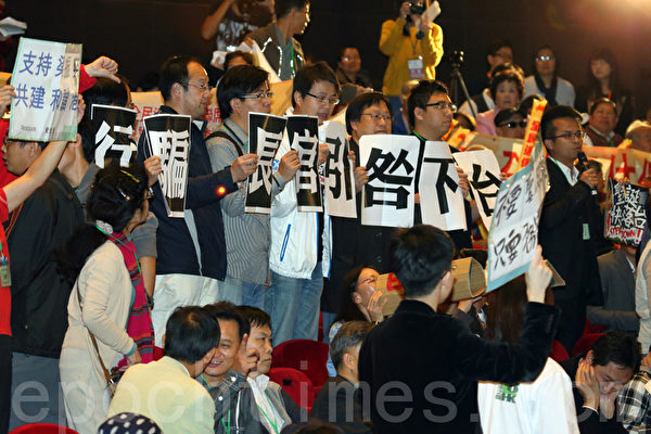 2012年12月13日，被称为“行骗长官”的梁振英，在葵青剧院出席最后一场施政报告咨询会，再遇大批市民示威。（大纪元资料图片）