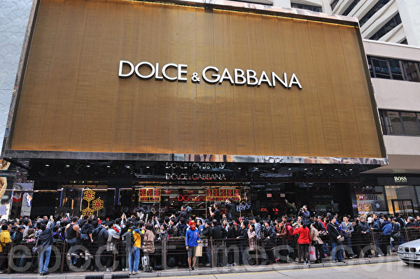 过千名市民响应网上号召，2012年1月8日下午到广东道D&G店外拍照，抗议该店不准市民摄影。（大纪元资料图片）