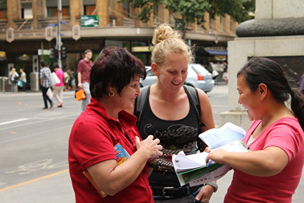 集會現場簽名支持制止活摘器官罪行的澳洲民眾。（攝影：Lucy Liu/大紀元）