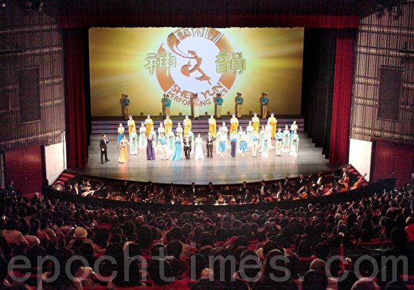 2012年3月20日美国神韵纽约艺术团在台北国父纪念馆连续九场演出，图为二十五日晚间谢幕。（大纪元）
