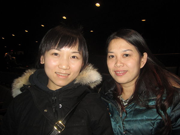 從中國南方剛到加拿大一個月的新移民陳小姐和夏小姐，在朋友的介紹下觀看了神韻演出。（攝影：李佳/大紀元）