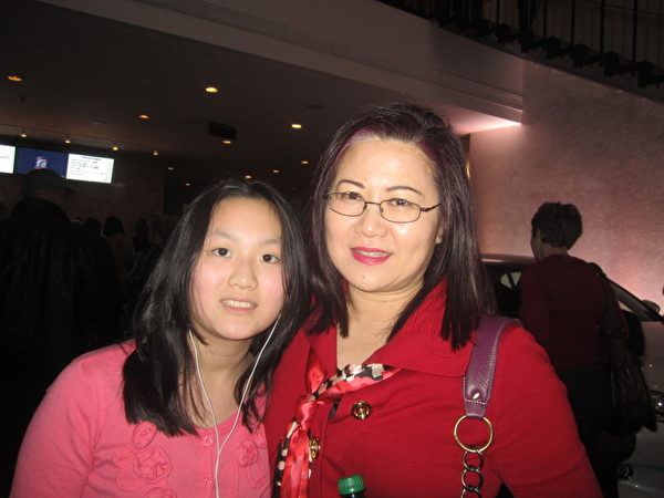 珍妮弗‧林（Jennifer Lin）帶女兒一起來觀看了神韻下午場的演出（攝影：李佳/大紀元）