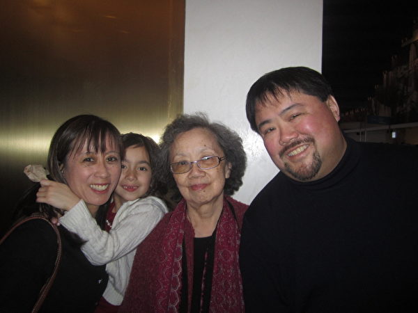 華人音樂家大衛‧林（David Lum ）先生攜帶妻子女兒和母親全家人一起來看神韻演出。（攝影：李佳/大紀元）