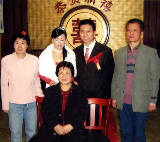 蔡桂榮兒子結婚時的全家福
（左一是蔡桂榮，右一是她丈夫，前排是她婆婆，中間是新婚的兒子）