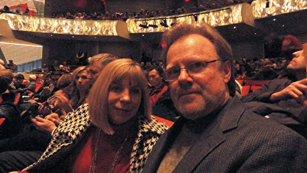 首席營銷官William Hewitt和朋友觀看了2013年1月22日晚在堪薩斯城考夫曼表演藝術中心的神韻演出後，讚歎這是前所未有的演出。（攝影：唐明鏡/大紀元）