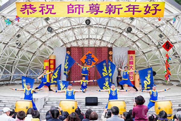2013台北士林官邸，新唐人旗鼓队给师父拜年。（摄影：陈柏州／大纪元）