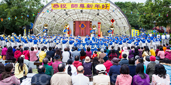 2013台北士林官邸，天国乐团给师父拜年。（摄影：陈柏州／大纪元）