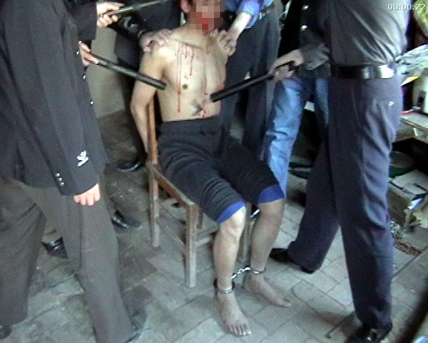 中共對法輪功學員實施的酷刑（大紀元資料圖片）