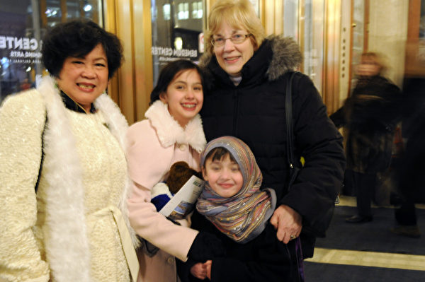 在匹兹堡大学医学中心（UPMC）工作的玛丽女士带两孩子和婆婆Joy Wehnar看完神韵仍兴奋不已。（摄影：肖捷/大纪元）