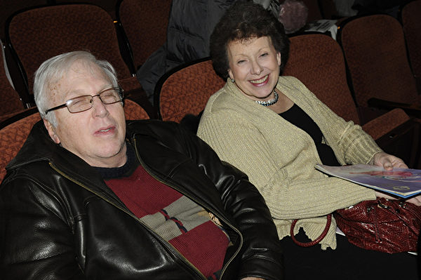 2013年2月2日晚，退休的银行家Patty Matthews女士很高兴能和先生观看神韵国际艺术团在宾州匹斯堡本尼德表演艺术中心的演出。（摄影：肖捷/大纪元）