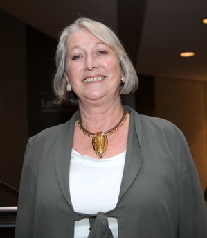 澳洲国会参议院Sue Boyce携女儿一起第一次看神韵，她欣喜地说自己已经爱上了神韵。（摄影：林珊如/大纪元）