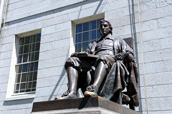哈佛大學第一位金主John Harvard的銅像坐落在哈佛園裡，腳尖被希望學有所成的遊客摸得錚亮。（攝影：徐明/大紀元）