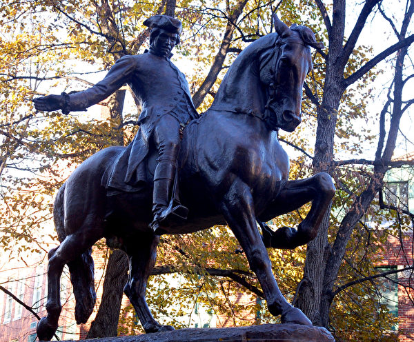 獨立戰爭前午夜狂奔報告英軍來襲的Paul Revere 銅像。（攝影：秦川/大紀元）