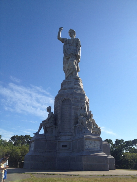 麻州普利茅斯的信仰女神巨型石雕，右手指著天，左手握著《聖經》，是為紀念隨五月花號登陸的美國先驅而建。（攝影：秦川/大紀元）