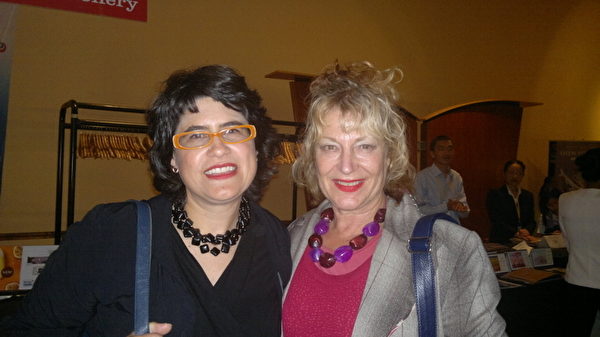2013年2月5日晚，前芭蕾舞教师Carol Miller（右）与女儿Mala Miller（左）共同观赏了神韵晚会。妈妈一看神韵的方式为女儿庆祝生日。（摄影：Diane/大纪元）