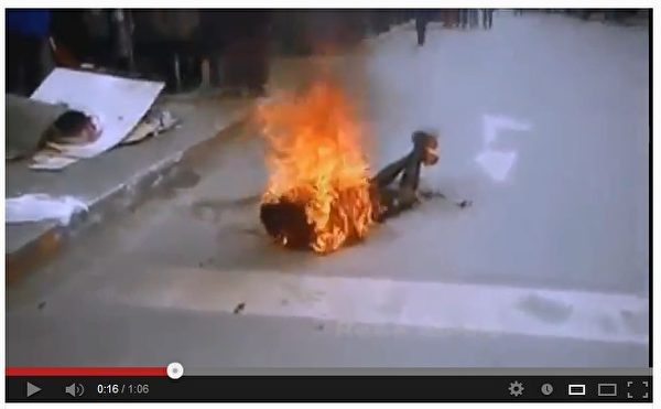 藏人自焚的慘烈。（網絡截取）