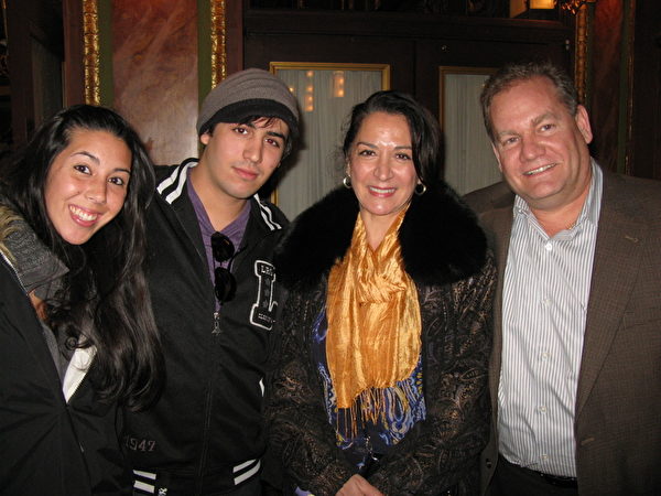 （右起）担任财务顾问的Bob LaCharite先生与妻子Diane、儿子Mike及儿子的女友Jasmine Gutt小姐全家一起来欣赏神韵纽约艺术团在新英格兰地区的首演。（摄影：毕儒宗/大纪元）
