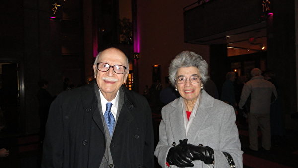 雅典科学院荣誉院士Panayotis G‧Iatridis携夫人Nina一同观看了2013年2月5日晚在印第安纳波利斯市的首场神韵晚会，连用两个“壮观”形容他的感受。（摄影：唐明镜/大纪元）