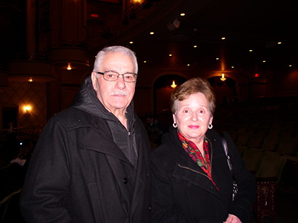 伍斯特市警察局官员Gerry Montiverdi先生与夫人观看了神韵纽约艺术团2013年2月7日在麻州伍斯特市的演出后，赞美神韵是生平所看的最美的演出。（摄影：秦川/大纪元）