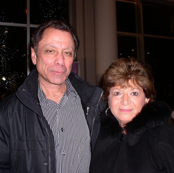 扶轮社成员John Peterson先生与夫人观看了神韵纽约艺术团2013年2月7日在麻州伍斯特市的演出后，赞美神韵如梦幻般美丽。（摄影：秦川/大纪元）