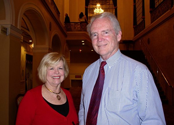 投资人John Ahern先生与夫人观看了神韵纽约艺术团2013年2月7日在麻州伍斯特市的演出后，赞美神韵是伟大的演出。（摄影：秦川/大纪元）