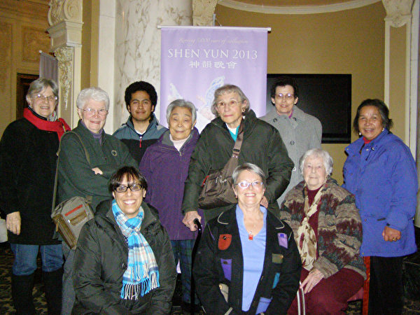牛顿妇女俱乐部成员们结伴前来观看神韵。（摄影:杨天仪/大纪元）