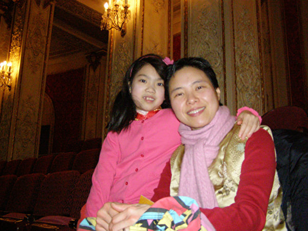 华人业主何陈素珊带着女儿何慧敏观赏神韵。（摄影:杨天仪/大纪元）