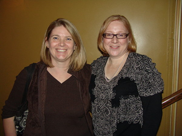 亨廷顿银行的商业分析师Christa Hutchison（左）和好友、巴特勒纪念学院工程师Carrie Samson是第一次观看神韵晚会(大纪元)