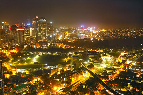 10日不夜的悉尼因神韻到來而更加輝煌(伊羅遜攝影)