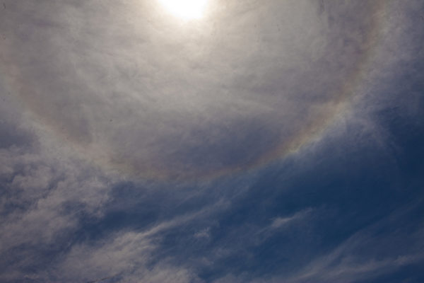 在神韻到達悉尼當天太陽出現巨大的五彩光環(伊羅遜攝影)