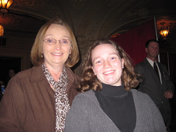 Jennifer  Satterlee（右）是波士顿最富盛名的“Legal Seafood”的大厨，她与母亲观看了一起观看了神韵纽约艺术团2013年2月11日在波士顿歌剧院的第四场演出后，认为中国文化太美了。（摄影：林之昊/大纪元）