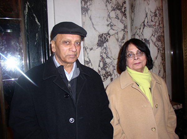 教授企业家Dubey先生与夫人观看了神韵纽约艺术团2013年2月12日在波士顿歌剧院的最后一场演出后，表示要将神韵推荐给所有的亲朋好友。（摄影：秦川/大纪元）