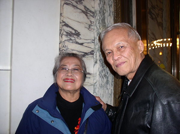 泰国华裔Suvit与太太观看了神韵纽约艺术团2013年2月12日在波士顿歌剧院的最后一场演出后，表示喜欢神韵的一切。（摄影：秦川/大纪元）