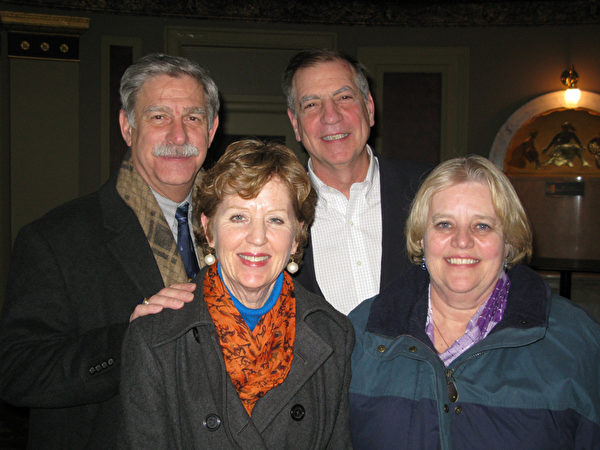 康州报业《Record Journal》的出版商Michael Killian（左一）夫妇和受其邀请一起前来的Hugh夫妇在2月13日晚间的康涅狄格州沃特伯里市Palace剧场现场观赏神韵。（摄影：林小凡/大纪元）