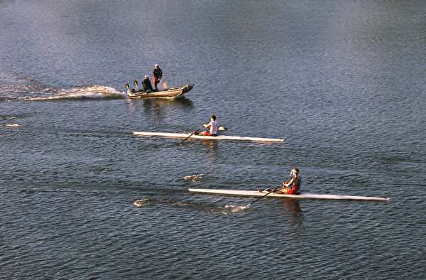 人們在湖水裡划船訓練。（攝影：伊羅遜／大紀元）