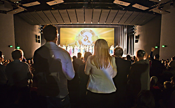 2013年2月15日堪培拉觀眾以極大的熱情看神韻，謝幕時起立向神韻演員揮手致意，久久不離去。（攝影：伊羅遜／大紀元）