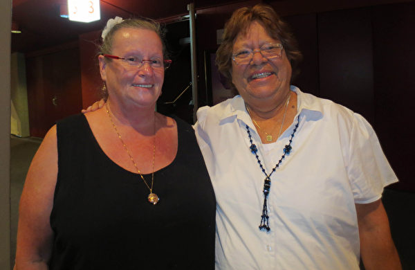 Pakis Sloane女士（右）是原住民教會的牧師，她看完神韻後驚嘆道：「這場表演不是凡人所作。我看到了演出中蘊藏的神奇力量和表演中的祥和。」（攝影：張茹/大紀元）