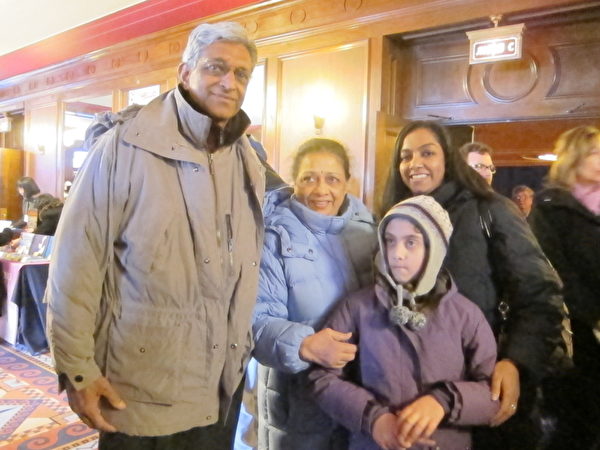 身兼医生和印度古典舞演员双重身份的Shrati Prativadi，她的父亲Shay Prativadi以及母亲和女儿一起看了2月17日下午在纽约州罗切斯特大剧院的演出。（摄影：晓拂/大纪元）