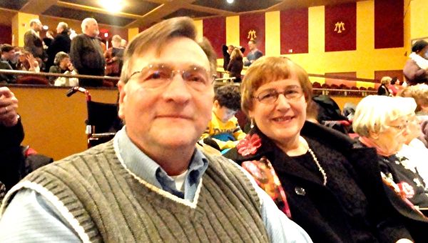 Gene Peterson和朋友一行10人驱车201公里来到密尔沃基市歌剧院观看神韵晚会。（摄影：唐明镜/大纪元）